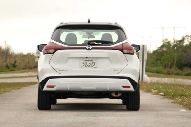 Theo công bố của Nissan, Kicks 2021 có mức tiêu thụ nhiên liệu trung bình là 7,59 / 6,53 / 7,13 lít / 100 km, tương ứng với đường thành phố, đường cao tốc và đường hỗn hợp. Giá xe Nissan Kicks 2021 bán ra khởi điểm từ 19.500 USD (khoảng 446,1 triệu đồng), tăng 430 USD (khoảng 9,8 triệu đồng) so với mẫu xe 2020.