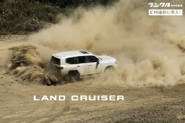 Như hãng công bố, Land Cruiser 300 Series thế hệ mới được xây dựng dựa trên khung kiểu bậc thang cứng hơn 20% so với trước đây, kết hợp với nền tảng GA-F, điều này giúp chiếc SUV nhẹ hơn 200 kg so với thế hệ cũ, có trọng tâm thấp hơn và chất lượng hành trình tốt hơn nhờ hệ thống treo cải tiến (xương đòn kép phía trước, liên kết phía sau).