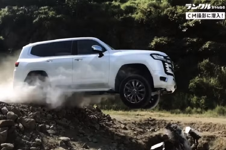 Ngoài ra, Toyota Land Cruiser 2022 có tới 6 chế độ lái khác nhau: Auto (Tự động), Dirt (Bụi bẩn), Sand (Cát), Rock (Đá), Mud (Bùn lầy), và Deep Snow (Tuyết dày). Xe được trang bị thêm hệ thống giám sát địa hình Multi-Terrain Monitor gồm 4 camera đặt quanh xe.