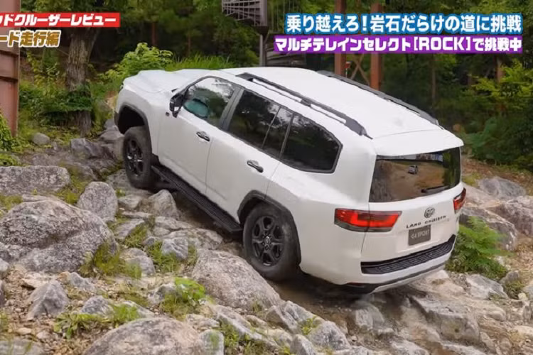 Đường dốc hay cán lún không hề làm khó được Toyota Land Cruiser thế hệ mới, nhất là với phiên bản GR Sport hàng đầu. Nếu bạn thực sự mê off-road thì bạn nên mua Land Cruiser GR Sport 2022, bởi vì đó là biến thể duy nhất được trang bị hệ thống treo điện tử E-KDSS có thể chỉnh tự động và độc lập bộ ổn định phía trước / phía sau để phù hợp với các điều kiện riêng của từng bánh xe. Ngoài ra, bản GR Sport còn có khóa vi sai điện tử cả trước và sau.