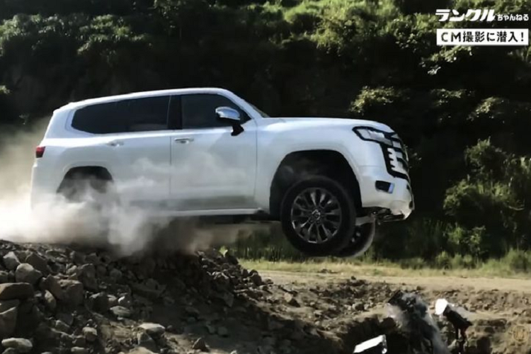 Ngoài ra, Toyota Land Cruiser 2022 có tới 6 chế độ lái khác nhau: Auto (Tự động), Dirt (Bụi bẩn), Sand (Cát), Rock (Đá), Mud (Bùn lầy), và Deep Snow (Tuyết dày). Xe được trang bị thêm hệ thống giám sát địa hình Multi-Terrain Monitor gồm 4 camera đặt quanh xe.