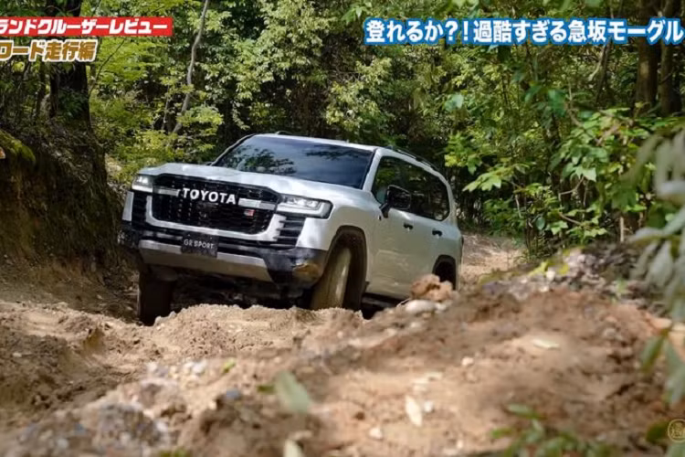 Tại Việt Nam, giá xe Toyota Land Cruiser 2022 chính hãng niêm yết là 4,06 tỷ đồng (thực tế có thể chênh lên 200 - 500 triệu đồng). Land Cruiser 2022 chính hãng tại nước ta thuộc phiên bản VX với các trang bị nổi bật như bộ công nghệ an toàn chủ động Toyota Safety Sense tân tiến, màn hình giải trí cỡ 12,3 inch, 2 màn hình phụ cho hàng ghế sau cỡ 11,6 inch, hệ thống âm thanh JBL, HUD, điều hoà 4 vùng độc lập...