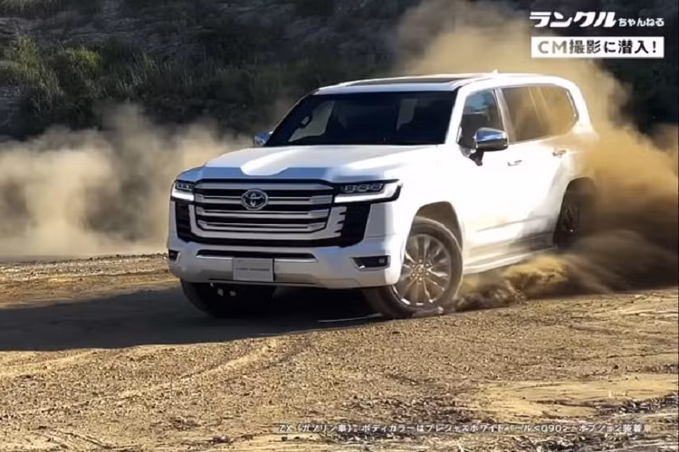 Với nhiều nâng cấp đáng giá, Land Cruiser 2022 thực hiện việc lội qua vùng nước sâu và leo trên đá thật dễ dàng và sảng khoái. Khả năng off-road của LC thế hệ mới được ví như Mercedes G-Class, chỉ là chiếc SUV đến từ Nhật Bản không sang trọng và nhiều công nghệ như G-Class.