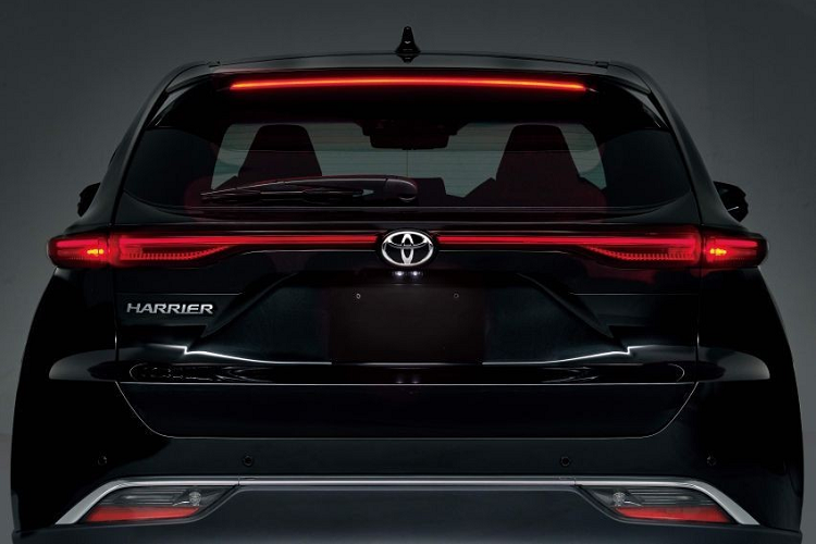 So với Toyota Harrier thế hệ mới ở thị trường Nhật Bản, Venza dành cho Trung Quốc có thiết kế khác biệt đáng kể. Điều này được thể hiện rõ qua thiết kế đầu xe với cụm đèn pha LED thanh mảnh và vuốt dài về phía sau. Ở Toyota Venza 2022 dành cho Trung Quốc, đèn pha không nối với nhau bằng nẹp mạ crôm như xe ở thị trường khác. Ngoài ra, xe còn không có lưới tản nhiệt nằm giữa 2 đèn pha như Toyota Harrier ở Nhật Bản.