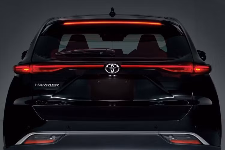 So với Toyota Harrier thế hệ mới ở thị trường Nhật Bản, Venza dành cho Trung Quốc có thiết kế khác biệt đáng kể. Điều này được thể hiện rõ qua thiết kế đầu xe với cụm đèn pha LED thanh mảnh và vuốt dài về phía sau. Ở Toyota Venza 2022 dành cho Trung Quốc, đèn pha không nối với nhau bằng nẹp mạ crôm như xe ở thị trường khác. Ngoài ra, xe còn không có lưới tản nhiệt nằm giữa 2 đèn pha như Toyota Harrier ở Nhật Bản.