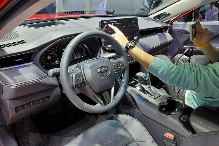 Bên dưới là lưới tản nhiệt khá rộng, đi kèm mắt lưới hình mắt cáo và 2 hốc đèn sương mù màu đen nằm dọc. Lưới tản nhiệt được tách biệt với hốc gió trung tâm bằng nẹp mạ crôm kéo dài đến tận chắn bùn trước. Nhìn chung, thiết kế đầu xe của Toyota Venza 2022 trông thể thao hơn và gợi liên tưởng đến mẫu xe thể thao GR Supra thế hệ mới.