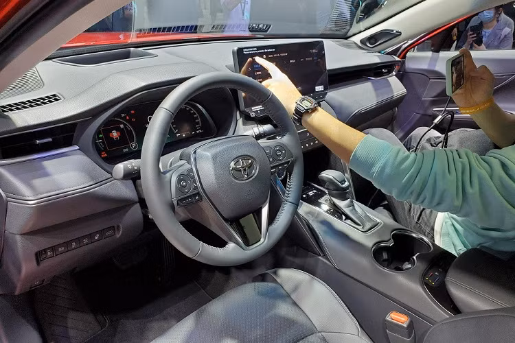 Bên dưới là lưới tản nhiệt khá rộng, đi kèm mắt lưới hình mắt cáo và 2 hốc đèn sương mù màu đen nằm dọc. Lưới tản nhiệt được tách biệt với hốc gió trung tâm bằng nẹp mạ crôm kéo dài đến tận chắn bùn trước. Nhìn chung, thiết kế đầu xe của Toyota Venza 2022 trông thể thao hơn và gợi liên tưởng đến mẫu xe thể thao GR Supra thế hệ mới.