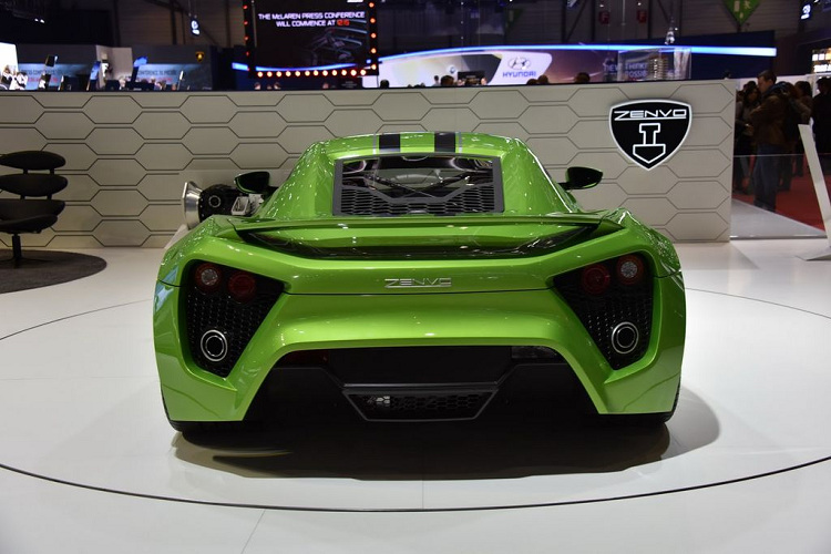 Điều đáng nói nhất của Zenvo ST1 phải kể đến động cơ V8 6.8L tăng áp kép, cho công suất 1.104 mã lực và mô-men xoắn cực đại 1.430 Nm. Sức mạnh được truyền tới bánh sau thông qua hộp số sàn 7 cấp. Chiếc siêu xe này chỉ mất 2,7 giây để tăng tốc 0-100 km/h trước khi đạt tốc độ tối đa lên tới 375 km/h. Ngay vào thời điểm mới ra mắt, xét về tốc độ, Zenvo ST1 chỉ thua Bugatti Veyron Super Sport, Koenigsegg Agera R và Hennessey Veynom GT.