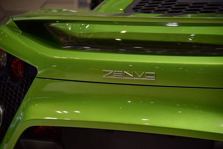 Về nội thất, Zenvo ST1 có nhiều chi tiết từ sợi carbon, ghế bọc da Alcantara, vô lăng đáy phẳng và ghế ngồi kiểu xe đua điều chỉnh điện. Xe có điều hòa 2 vùng tự động, hiển thị kính lái HUD và hệ thống âm thanh của Bose.