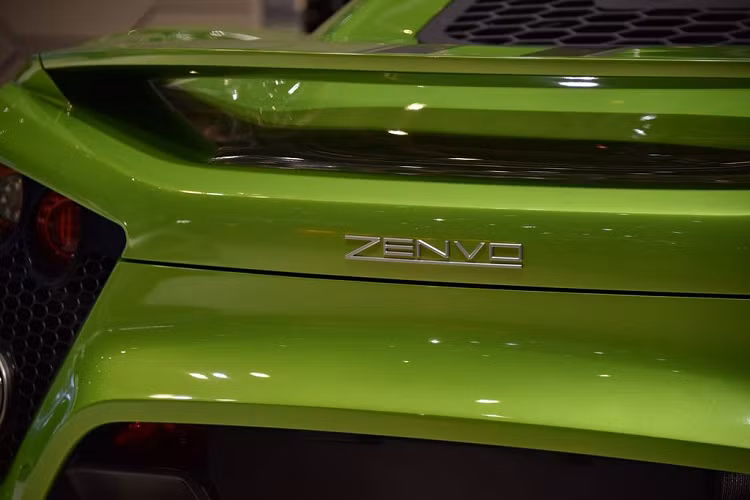 Về nội thất, Zenvo ST1 có nhiều chi tiết từ sợi carbon, ghế bọc da Alcantara, vô lăng đáy phẳng và ghế ngồi kiểu xe đua điều chỉnh điện. Xe có điều hòa 2 vùng tự động, hiển thị kính lái HUD và hệ thống âm thanh của Bose.