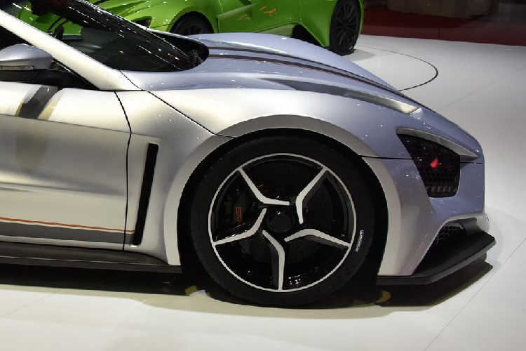 Zenvo ST được thiết kế mạnh mẽ, cá tính với mặt trước khá hầm hố. Mặc dù sản sinh tại Đan Mạch nhưng một số bộ phận trên thân xe lại được làm tại Đức hoặc Mỹ.