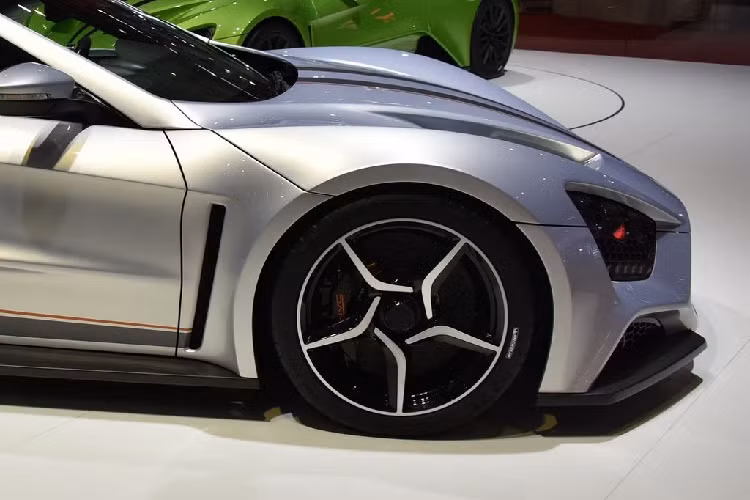 Zenvo ST được thiết kế mạnh mẽ, cá tính với mặt trước khá hầm hố. Mặc dù sản sinh tại Đan Mạch nhưng một số bộ phận trên thân xe lại được làm tại Đức hoặc Mỹ.