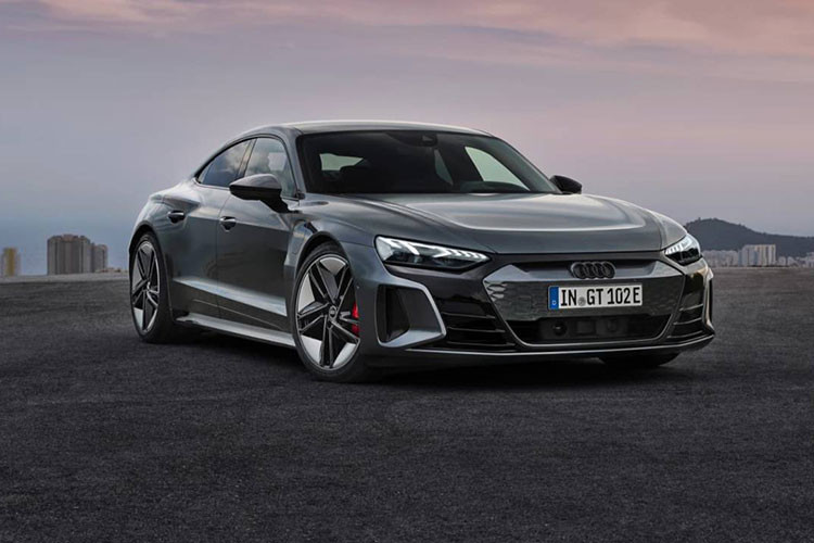 Tại thị trường quê nhà, giá xe Audi e-tron GT 2022 bản tiêu chuẩn có mức bán ra từ 99.800 Euro (khoảng 2,7 tỷ đồng), trong khi phiên bản cao cấp RS e-tron GT có giá lên đến 138.200 Euro (khoảng 3,8 tỷ đồng). Audi cho biết hãng đã nhận về số lượng lớn các đơn đặt hàng cho chiếc GT chạy điện ở khắp Châu Âu. Hãng xe Đức cũng tự tin rằng e-tron GT sẽ tiếp nối sự thành công của công ty ở mảng xe điện.