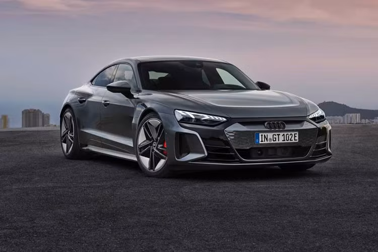 Tại thị trường quê nhà, giá xe Audi e-tron GT 2022 bản tiêu chuẩn có mức bán ra từ 99.800 Euro (khoảng 2,7 tỷ đồng), trong khi phiên bản cao cấp RS e-tron GT có giá lên đến 138.200 Euro (khoảng 3,8 tỷ đồng). Audi cho biết hãng đã nhận về số lượng lớn các đơn đặt hàng cho chiếc GT chạy điện ở khắp Châu Âu. Hãng xe Đức cũng tự tin rằng e-tron GT sẽ tiếp nối sự thành công của công ty ở mảng xe điện.