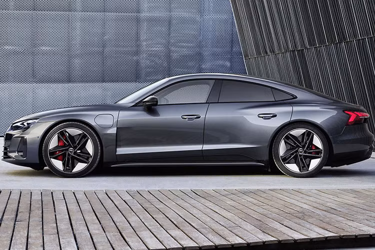 Năm ngoái, Audi là nhà sản xuất ôtô điện lớn nhất trong số ba thương hiệu cao cấp của Đức. Các mẫu Audi e-tron và e-tron Sportback ghi nhận mức tăng trưởng hàng năm là 79,5% vào năm 2020, với 47.324 chiếc được giao. Hiện tại, hơn 80% ô tô Audi đã được điện khí hóa và nhà sản xuất ô tô đang có kế hoạch tăng số lượng xe điện chạy bằng pin (BEV) từ ba lên bảy trong năm nay. Audi đặt mục tiêu có hơn 20 mẫu xe chạy điện và một dòng xe plug-in hybrid mở rộng vào năm 2025.