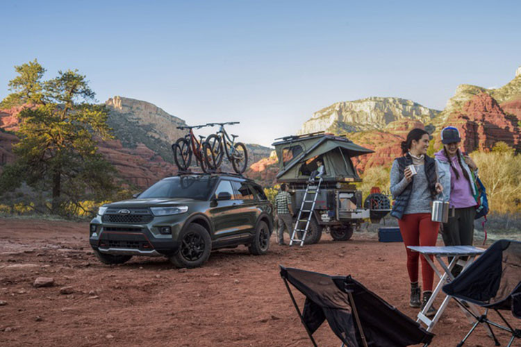 Hãng Ford cho biết, phiên bản Timberline có chiều cao gầm tối thiểu là 221 mm trong khi góc tiếp cận là 23,5 độ và góc thoát là 23,7 độ nhờ thiết kế cải tiến của cản trước/sau. Chưa hết, Ford Explorer Timberline 2021 còn được trang bị vỏ đèn pha/đèn hậu màu tối, nẹp thân xe bằng nhựa dày dặn hơn, móc kéo màu đỏ trên đầu xe.