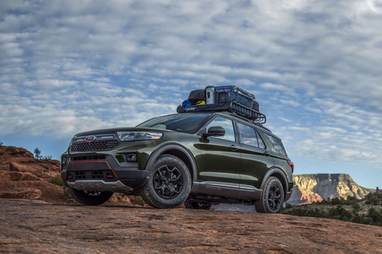 Ngoài ra, bộ vành hợp kim 18 inch màu đen bóng và logo Timerline hình núi non khắc laser. Ngay cả lưới tản nhiệt của phiên bản này cũng được thay đổi thiết kế, đi với 2 dài đèn LED mới nằm hai bên logo của hãng Ford.