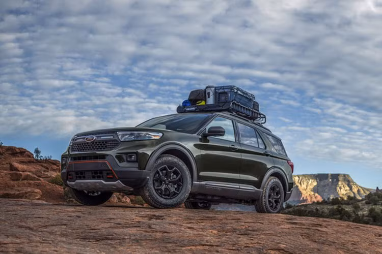 Ngoài ra, bộ vành hợp kim 18 inch màu đen bóng và logo Timerline hình núi non khắc laser. Ngay cả lưới tản nhiệt của phiên bản này cũng được thay đổi thiết kế, đi với 2 dài đèn LED mới nằm hai bên logo của hãng Ford.