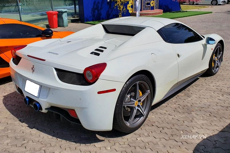 Đơn giản là vì những đường nét thiết kế của Frrari 458 Spider mui trần vốn dĩ đã rất hấp dẫn, "ngựa chồm" Ý vừa thể thao lại vừa quyến rũ. Đầu xe gây chú ý với cụm đèn chiếu sáng tích hợp dải LED ban ngày thanh thoát.