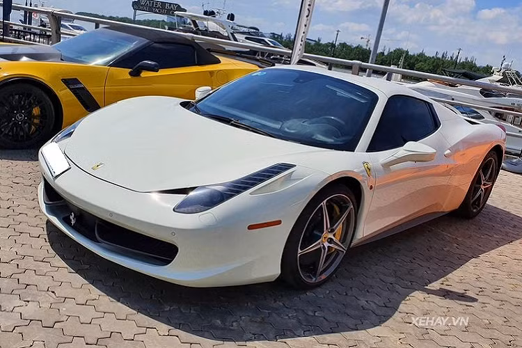 Trước đây, Ferrari 458 Spider tại Việt Nam này từng thuộc sở hữu của một đại gia Hải Phòng nhưng hiện xe đã "định cư" tại Sài Gòn. Dù không có sắc đỏ rực rỡ như nhiều siêu xe khác nhưng chiếc 458 Spider này vẫn rất nổi bật và thu hút sự chú ý của mọi người xung quanh.