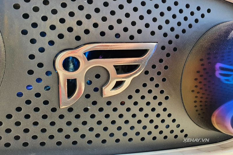 Khác với 2 chiếc 458 Spider còn lại, chiếc 458 Spider trong bài đã được chủ nhân nâng cấp hệ thống ống xả lên loại ống xả kép của hãng IPE. Giá trị của bộ ống xả này khoảng 8.000 USD ( tương đương 185 triệu đồng). Còn mức giá xe Ferrari 458 Spider khi mới về Việt Nam không dưới 15 tỷ đồng. 