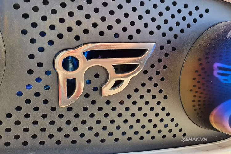 Khác với 2 chiếc 458 Spider còn lại, chiếc 458 Spider trong bài đã được chủ nhân nâng cấp hệ thống ống xả lên loại ống xả kép của hãng IPE. Giá trị của bộ ống xả này khoảng 8.000 USD ( tương đương 185 triệu đồng). Còn mức giá xe Ferrari 458 Spider khi mới về Việt Nam không dưới 15 tỷ đồng. 