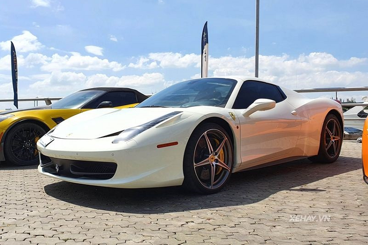 Thêm một chi tiết gây ấn tượng trên Ferrari 458 Spider là bộ mui cứng nặng 25 kg chỉ mất 14 giây để đóng/mở mui, phần mui này thậm chí có thể hoạt động cả khi xe đang chạy.