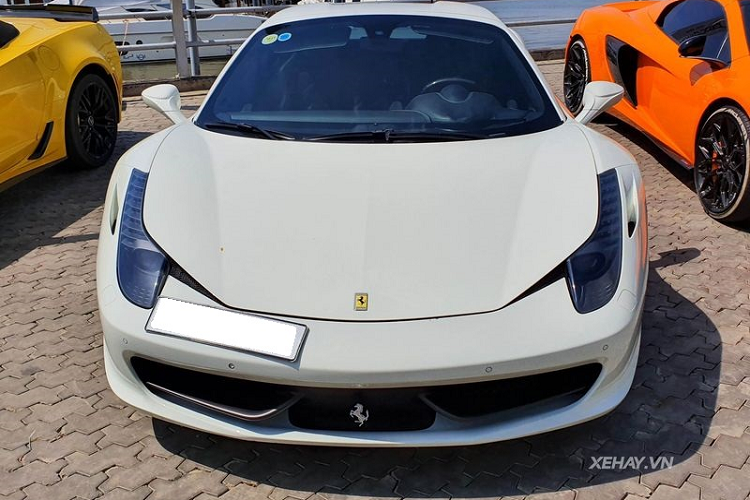 Những đường cong tinh tế được tiếp tục ở bên hông và phía sau. Hoàn thiện vẻ đẹp bên ngoài của siêu xe là bộ mâm 5 chấu đơn dạng diamond-cut thể thao, đi kèm kẹp phanh Brembo Ferrari màu vàng tương phản.