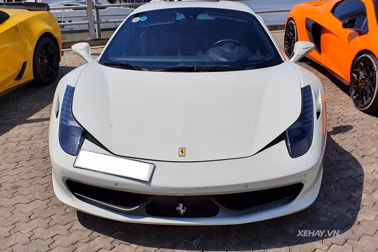 Những đường cong tinh tế được tiếp tục ở bên hông và phía sau. Hoàn thiện vẻ đẹp bên ngoài của siêu xe là bộ mâm 5 chấu đơn dạng diamond-cut thể thao, đi kèm kẹp phanh Brembo Ferrari màu vàng tương phản.