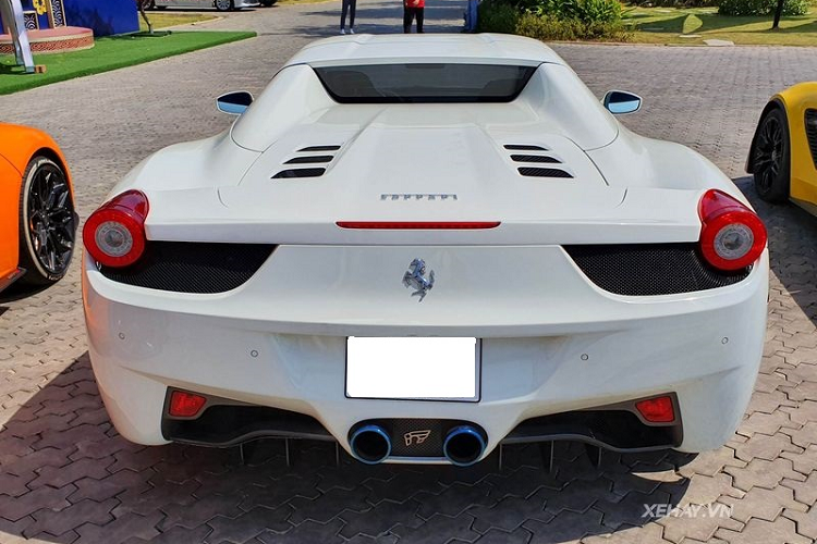 "Trái tim" của Ferrari 458 Spider là khối động cơ V8 4.5L cho ra công suất tối đa 562 mã lực và 540 Nm mô-men xoắn. Đi kèm với đó còn là hộp số ly hợp kép 7 cấp. Từ đó, "siêu ngựa" mui trần này có thể tăng tốc từ 0 - 100 km/h với 3,4 giây trước khi đạt vận tốc tối đa 320 km/h.
