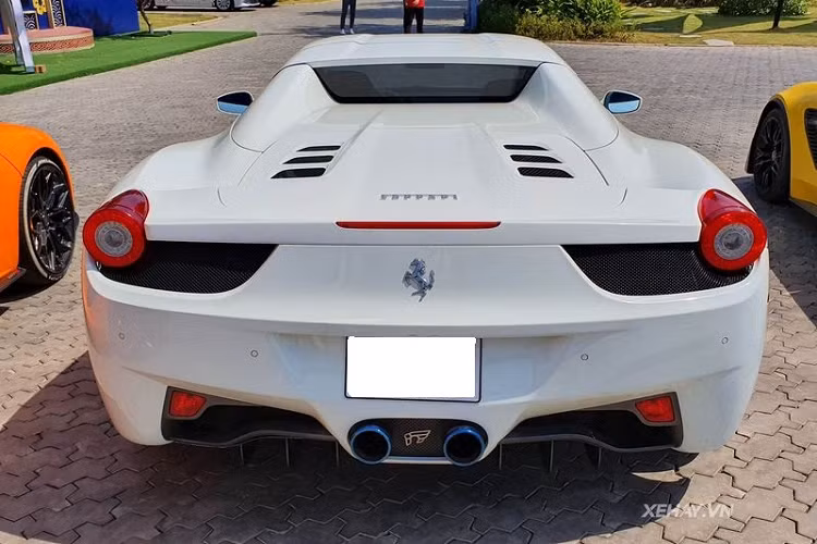 "Trái tim" của Ferrari 458 Spider là khối động cơ V8 4.5L cho ra công suất tối đa 562 mã lực và 540 Nm mô-men xoắn. Đi kèm với đó còn là hộp số ly hợp kép 7 cấp. Từ đó, "siêu ngựa" mui trần này có thể tăng tốc từ 0 - 100 km/h với 3,4 giây trước khi đạt vận tốc tối đa 320 km/h.