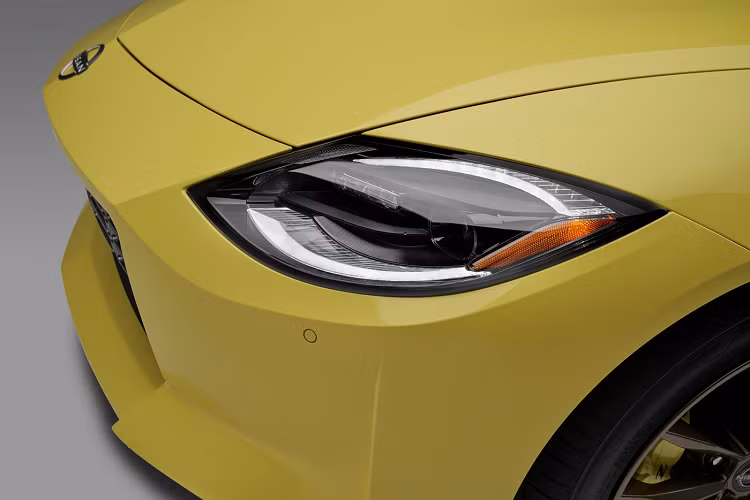 Hai phiên bản Performance và Proto Spec sẽ được trang bị bộ mâm xe có kích thước 19 inch với lốp 255/40 phía trước và 275/35, phiên bản Sport chỉ được trang bị mâm xe có kích thước 18 inch với kích thước lốp ở cả trước và sau là 245/45. Phiên bản Z Performance cũng sẽ được trang bị bộ vi sai hạn chế trượt ly hợp cơ học. Khoang nội thất của xe là sự kết hợp nhuần nhuyễn giữa công nghệ hiện đại với nét cổ điển Z. Bảng điều khiển trung tâm được thiết kế với ba đồng hồ đo analog trên bảng điều khiển, màn hình giải trí trung tâm có tính năng cảm ứng 8.0 inch. 