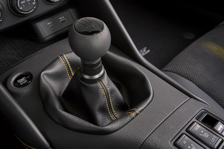 So với “người tiền nhiệm” Nissan 370Z, Z Coupe mới có giảm xóc đơn trước và sau mới với đường kính lớn hơn so với 370Z. Hệ thống này được tinh chỉnh giảm 20% lực giảm chấn để giúp giảm thiểu chấn động khi va chạm trên các bề mặt không bằng phẳng. Hệ thống treo nhôm xương đòn kép cũng có cấu trúc hình học mới đồng thời nâng cao độ cứng của thân xe và hệ thống lái trợ lực điện tử giúp tăng hiệu suất vào cua lên thêm 13%.