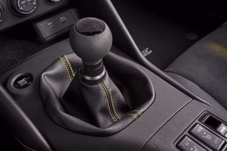 So với “người tiền nhiệm” Nissan 370Z, Z Coupe mới có giảm xóc đơn trước và sau mới với đường kính lớn hơn so với 370Z. Hệ thống này được tinh chỉnh giảm 20% lực giảm chấn để giúp giảm thiểu chấn động khi va chạm trên các bề mặt không bằng phẳng. Hệ thống treo nhôm xương đòn kép cũng có cấu trúc hình học mới đồng thời nâng cao độ cứng của thân xe và hệ thống lái trợ lực điện tử giúp tăng hiệu suất vào cua lên thêm 13%.