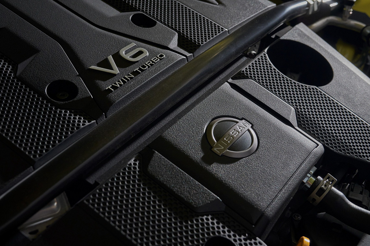 Nissan Z Coupe thế hệ mới có thiết kế mang dáng dấp của những chiếc Nissan Z thế hệ đầu tiên với phần đầu xe dài, mui xe thiết kế dốc nhẹ kéo dài về phía đuôi sau của xe. Các nhà thiết kế đã sử dụng các công nghệ mới nhất để hiện đại hóa hệ thống đèn chiếu sáng LED có hai nửa vòng tròn lấy cảm hứng từ chiếc Fairlady 240ZG dành cho thị trường Nhật Bản của những năm 70.