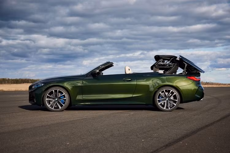 Thay đổi này không chỉ giúp trọng lượng xe sang BMW 4-Series 2021 giảm bớt, mà còn cải thiện không gian chở hàng (dung tích cốp tăng 34 lít, đạt 255 lít) và mang lại cho xe trọng tâm thấp hơn, hỗ trợ cho khả năng vận hành của xe.