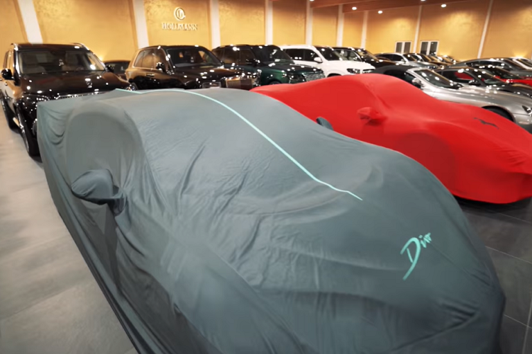 Chỉ có 77 chiếc như vậy từng được sản xuất, và 7 chiếc trong số đó là được hoàn thiện bằng sợi carbon trần - bao gồm cả chiếc hiện được trưng bày ở showroom của Hollmann.