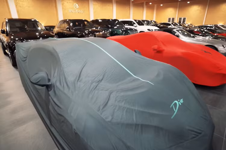 Chỉ có 77 chiếc như vậy từng được sản xuất, và 7 chiếc trong số đó là được hoàn thiện bằng sợi carbon trần - bao gồm cả chiếc hiện được trưng bày ở showroom của Hollmann.