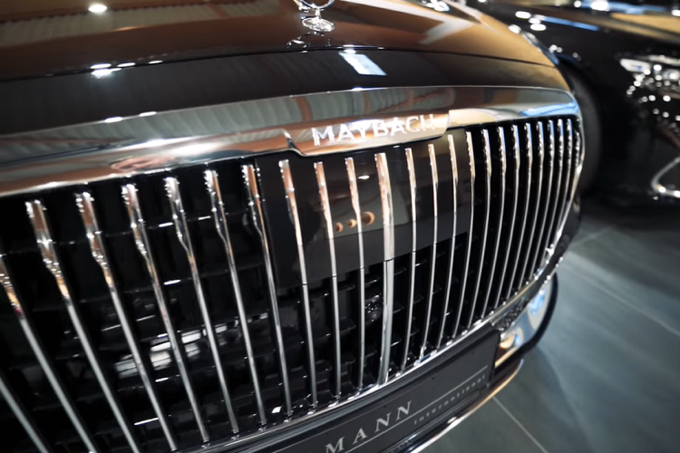 Người dẫn video xác nhận rằng Novitec Group đang phát triển một gói trang bị độ có giá cả phải chăng hơn mà cũng bổ sung một cánh gió tương tự của Assetto Fiorano. Đáng tiếc, chiếc Bugatti Divo được giấu kín dưới một lớp vỏ bọc, nhưng cũng không sao vì phòng trưng bày này còn có rất nhiều kiệt tác khác để bạn nhìn ngắm.