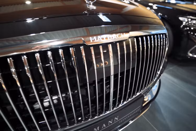 Người dẫn video xác nhận rằng Novitec Group đang phát triển một gói trang bị độ có giá cả phải chăng hơn mà cũng bổ sung một cánh gió tương tự của Assetto Fiorano. Đáng tiếc, chiếc Bugatti Divo được giấu kín dưới một lớp vỏ bọc, nhưng cũng không sao vì phòng trưng bày này còn có rất nhiều kiệt tác khác để bạn nhìn ngắm.