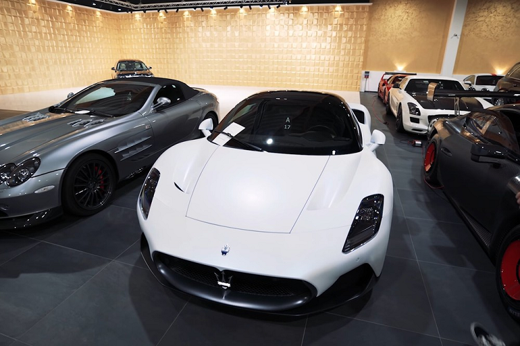 Bước vào bên trong phòng trưng bày chính, bạn được chào đón bởi vô số những chiếc Ferrari, Lamborghini, Porsche, Maserati, Bentley và Maybach. Ngoài ra, nơi này trưng bày không chỉ một mà là hai chiếc siêu xe hybrid Ferrari SF90 Stradale, với một chiếc được hoàn thiện bằng màu đỏ và một chiếc khác được sơn màu xám kèm gói trang bị Assetto Fiorano. Ferrari tính phí 55.000 USD cho gói độ này, bao gồm có thêm một cánh gió tinh tế, và những nâng cấp giúp giảm trọng lượng thông minh.