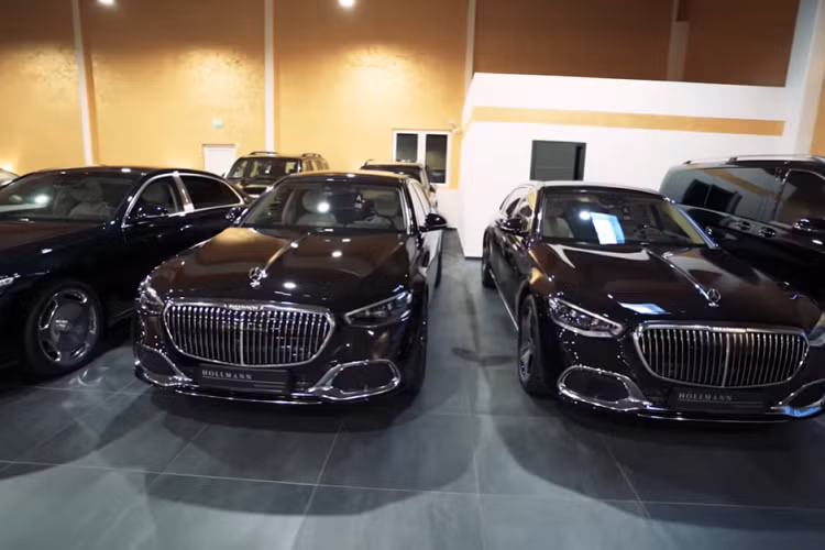 Chúng ta sẽ mất thời gian cả ngày để đi vào chi tiết từng chiếc xe ở đây, nhưng một trong những chiếc xe hiếm nhất, lạ nhất xuất hiện trong video là chiếc xe đua Porsche 935.