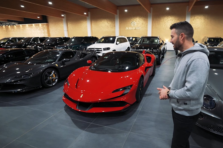 Cụ thể, bộ sưu tập siêu xe khiên dân chơi “rớt hàm” này có thể được tìm thấy tại Hollmann International, một đại lý ô tô hạng sang ở Bremen, Đức. Thông qua một video mới được đăng bởi kênh YouTube “Novitec Group”, khán giả đã có cơ hội tham quan bên trong Hollmann, và nơi này quả thực trông giống như thiên đường siêu xe.