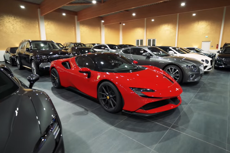 Có vẻ như đây là chiếc Porsche 935 Hollmann thân vỏ sợi carbon được rao bán năm ngoái với giá 1,45 triệu euro (tương đương 37 tỷ đồng).