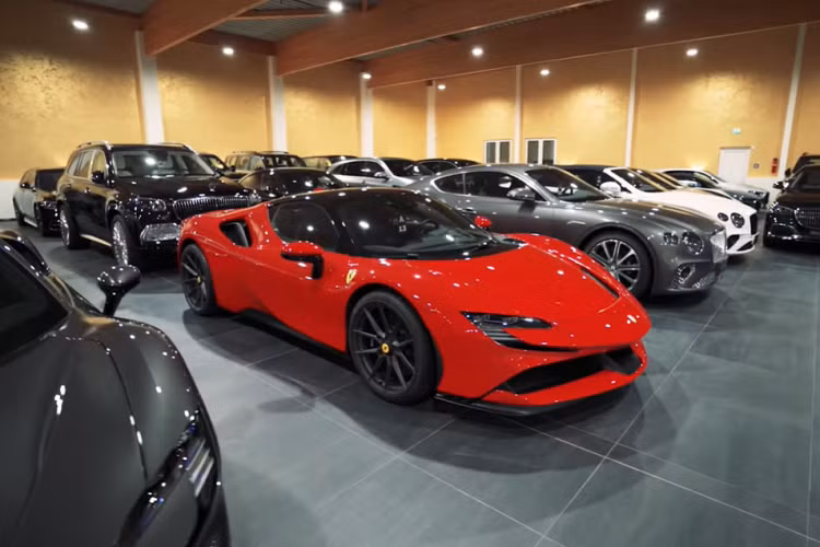 Có vẻ như đây là chiếc Porsche 935 Hollmann thân vỏ sợi carbon được rao bán năm ngoái với giá 1,45 triệu euro (tương đương 37 tỷ đồng).