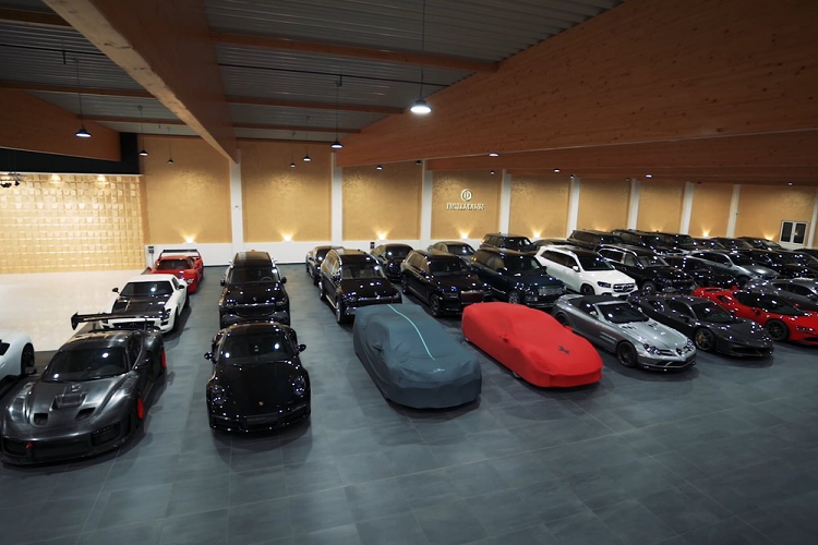 Garage xe trong mơ của bạn sẽ trông như thế nào? Khả năng là nó sẽ trông giống bộ sưu tập siêu xe 40 triệu USD, bao gồm mọi thứ từ Bugatti Divo cho tới Ferrari SF90 Stradale và Mercedes McLaren SLR này đây.