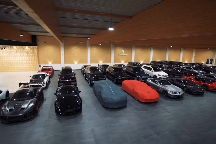 Garage xe trong mơ của bạn sẽ trông như thế nào? Khả năng là nó sẽ trông giống bộ sưu tập siêu xe 40 triệu USD, bao gồm mọi thứ từ Bugatti Divo cho tới Ferrari SF90 Stradale và Mercedes McLaren SLR này đây.