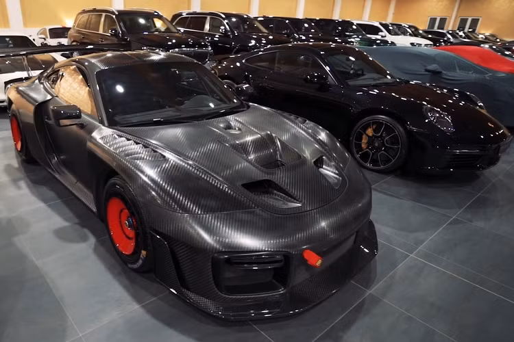 Đương nhiên, nhiều chiếc xe đang chờ bán tại đại lý siêu xe Hollmann đều là các sản phẩm đã được độ bởi Novitec. Ví dụ, đỗ bên ngoài đại lý là một chiếc Ferrari F8 Tributo N-Largo phiên bản giới hạn được Novitec độ để sản sinh công suất 818 mã lực, biến nó thành một đối thủ thực thụ của McLaren 765LT.