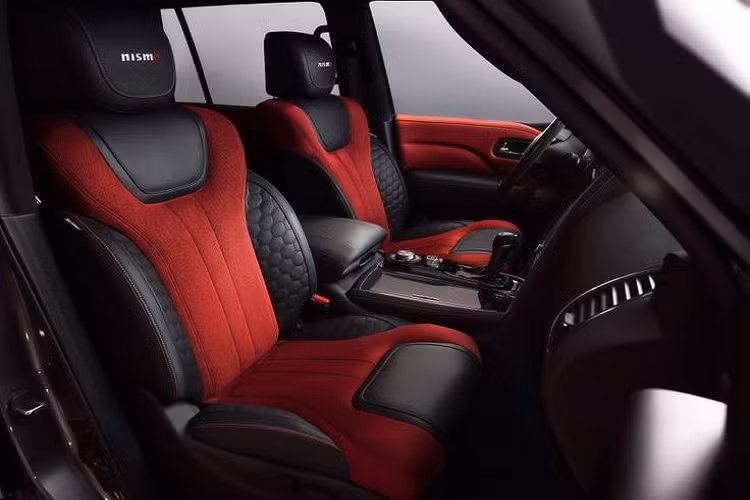 Ở phía sau, chiếc SUV sở hữu cánh lướt gió nổi bật, cản sau có phần "hung hãn", bộ khuếch tán mạnh mẽ được tích hợp trong đường gờ nhô ra lạ mắt, đèn sương mù kiểu xe đua F1 và ống xả kép thể thao. Hoàn thiện vẻ ngoài của Nissan Patrol Nismo là bộ mâm nhôm 22 inch tông màu kép có đính logo Nismo.