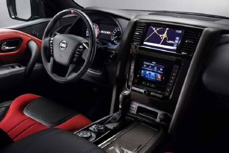 Theo hãng xe Nhật Bản, mẫu xe SUV Nissan Patrol Nismo được tạo ra dựa trên cảm hứng từ đường đua, kết hợp với ngoại thất ấn tượng, sự tinh tế của một chiếc xe hơi sang trọng và hiệu suất mạnh mẽ của một chiếc xe thể thao.